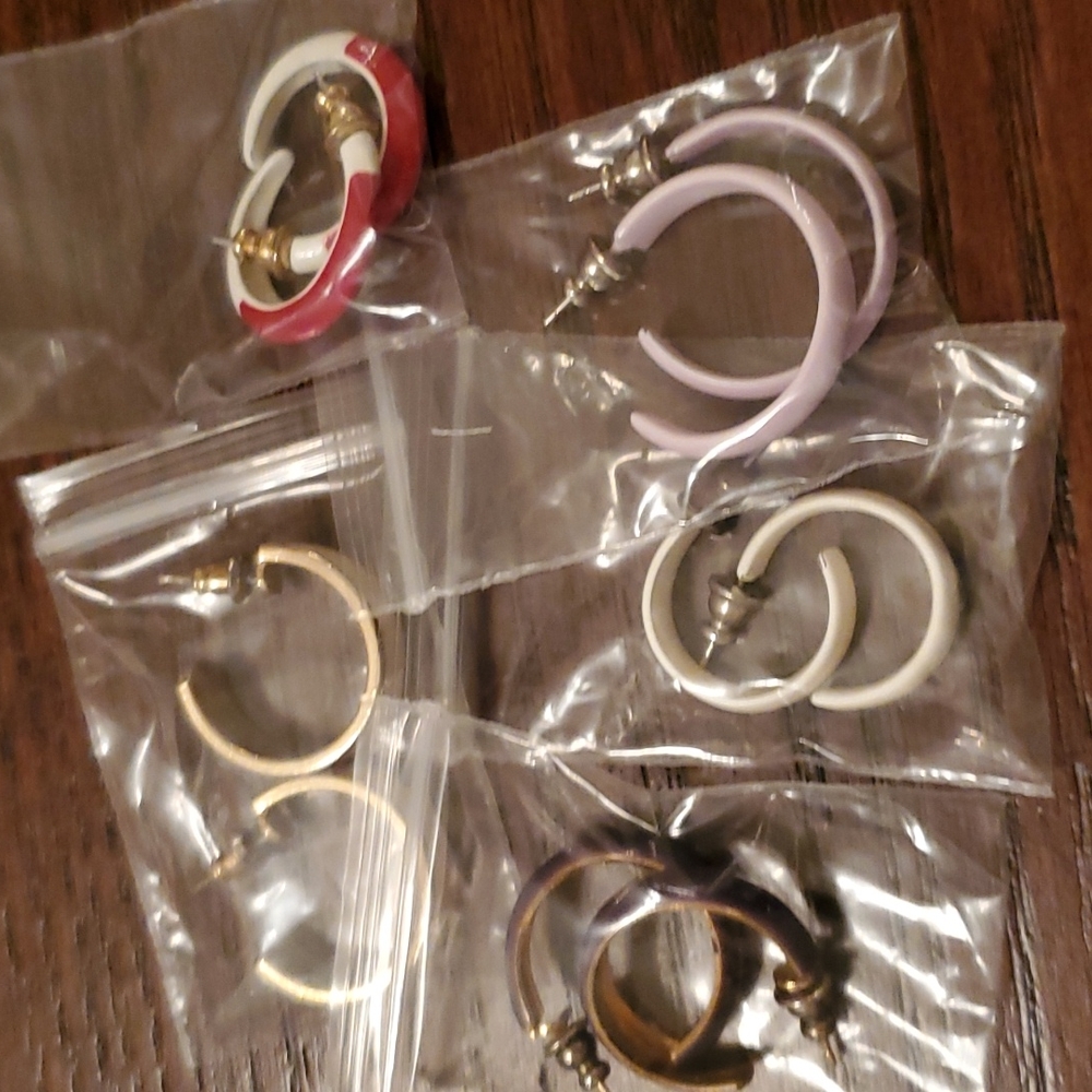 BUNDLE OF 5 PAIR OF VINTAGE HOOP EARRINGS.